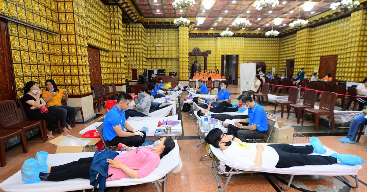 Đơn vị nào hợp tác cùng chùa Giác Ngộ trong việc tổ chức chương trình hiến máu nhân đạo?
