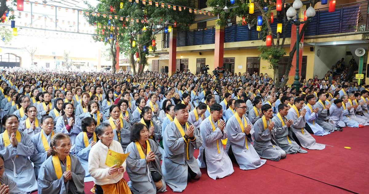 Hàng ngàn Phật tử tham dự Lễ Phật thành đạo và Kỷ niệm 27 năm thành lập Đạo tràng Pháp Hoa miền Bắc