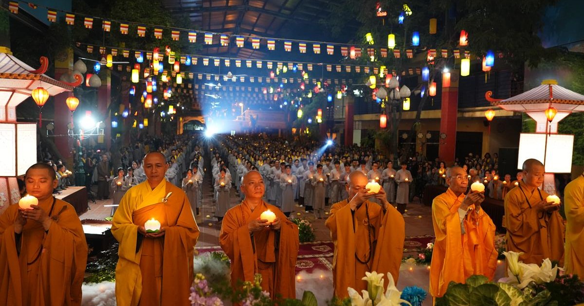 Lung linh đêm hoa đăng kính mừng ngày Đức Phật thành đạo tại chùa Bằng