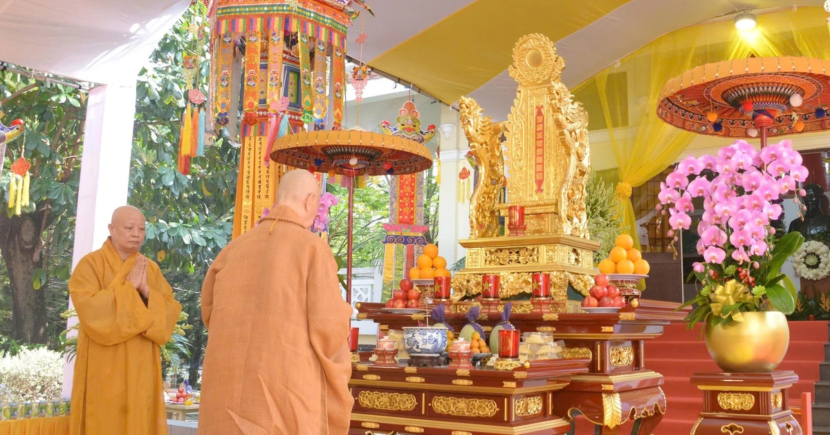 Đức Pháp chủ GHPGVN quang lâm cầu nguyện tại Nghĩa trang Đô Thành cũ ...