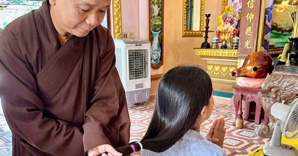 Các em đoàn sinh chùa Phổ Thiện hiến tóc tặng bệnh nhân ung thư