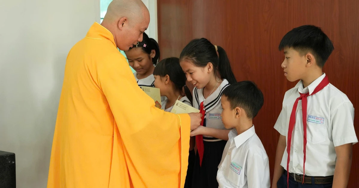 Khánh Hòa: Chùa Linh Sơn tặng 200 phần học bổng Đồng Tâm đến học sinh có hoàn cảnh khó khăn - Giác Ngộ Online