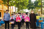 Đại đức Thích Đồng Lợi, trụ trì chùa Khánh An trao quà Tết cho các em học sinh vượt khó học tốt