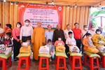 Chùa Long Hoa trao tặng 270 phần quà đến các em mồ côi bởi Covid-19 nhân Phật đản