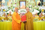 Thượng tọa Thích Thiện Quý trao quyết định bổ nhiệm trụ trì Linh Quang tịnh xá đến Thượng tọa Thích Minh Huệ