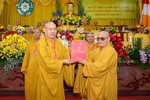 Hòa thượng Thích Thiện Nhơn trao quyết định đến Trưởng ban Từ thiện xã hội T.Ư, Hòa Thượng Thích Quảng Tùng 