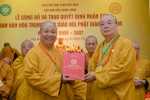 Hòa thượng Thích Thanh Nhiễu trao quyết định đến Hòa thượng Thích Thọ Lạc làm Trưởng ban Văn hóa T.Ư nhiệm kỳ IX (2022-2027)