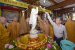 Chư tôn đức, đại diện chính quyền thực hiện nghi thức Tắm Phật tại chùa Đức Phú