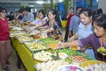 Người dân thưởng thức hơn 40 món ăn, thức uống tại tiệc “Ẩm thực buffet chay” ở chùa Pháp Thạnh