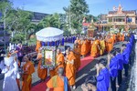 Chư Tăng, Phật tử đồng bào cung thỉnh kim quan Trưởng lão Hòa thượng Dương Nhơn nhiễu quanh chánh điện 3 vòng trước khi tôn trí nơi đài sẽ cử hành lễ truy điệu và trà-tỳ vào chiều tối nay 6-10 - Ảnh: Quảng Đạo/BGN