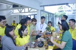 Các bạn trẻ tham dự chương trình thưởng thức các loại trà do Ban Tổ chức pha chế
