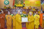 Hòa thượng Thích Thiện Pháp tặng Bằng tuyên dương công đức của GHPGVN đến tập thể Ban Từ thiện xã hội T.Ư