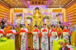 Chư tôn đức thực hiện nghi thức cắt băng khánh thành ngôi Tam bảo chùa Từ Khánh sau 2 năm trùng tu