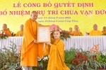 Đại đức Thích Hoằng Tâm nhận quyết định bổ nhiệm trụ trì chùa Vạn Đức (H.Bình Đại, tỉnh Bến Tre) vào sáng 11-5