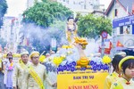 Lễ rước kiệu Đức Phật đản sinh của Phật giáo Q.4 vào sáng mùng 8-4 ÂL - Ảnh: Quảng Đạo