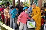 Thượng tọa Thích Minh Quang trao quà đến người dân khó khăn tại chùa Kim Thiền (tỉnh Tiền Giang) - Ảnh: An Nhiên