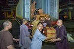 Thượng tọa Thích Thanh Phong cùng chư Tăng chùa Vĩnh Nghiêm (Q.3, TP.HCM) vận chuyển các thùng mì lên xe để chuyển ra các tỉnh phía Bắc vào tối 12-9- Ảnh: Quảng Đạo/BGN
