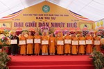 Hòa thượng Thích Trí Minh trao Bằng tuyên dương công đức đến các thành viên đã có nhiều đóng góp cho Đại giới đàn Nhựt Huệ - Ảnh: Pháp Trí