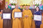 Trưởng lão Hòa thượng Thích Thiện Pháp trao Bằng tuyên dương công đức đến tập thể thuộc Ban Văn hóa T.Ư - Ảnh: Quảng Đạo/BGN
