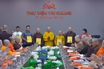 Hòa thượng Thích Huệ Thông trao quyết định đến thành viên các Ban chuyên môn - Ảnh: Quảng Đạo/BGN
