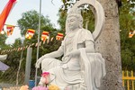 Tôn tượng Bồ-tát Quán Thế Âm trong khuôn viên Diên Hương tự