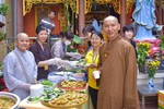 Thượng tọa Thích Minh Quang tham quan các gian hàng Hội buffet chay tại tổ đình Vạn Thọ (Q.1) - Ảnh: Quảng Đạo/BGN