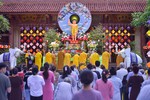 Chư Tăng, Phật tử tham dự Đại lễ Phật đản tại thiền viện Vạn Hạnh (Q.Phú Nhuận, TP.HCM) chiều ngày rằm tháng 4 - Ảnh: Quảng Đạo/BGN