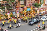 Ban Trị sự Phật giáo Q.1 tổ chức diễu hành xe hoa ngang qua tổ đình Vạn Thọ