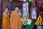 Trưởng lão Hòa thượng Thích Giác Nhường và Trưởng lão Hòa thượng Thích Giác Giới đảnh lễ cố Trưởng lão nhị Tổ Giác Chánh - Ảnh: Quảng Đạo/BGN