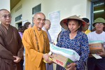 Trao quà đến bà con tại thôn Tân Mãi, xã Yên Thế, tỉnh Bắc Ninh - Ảnh: Quảng Đạo/BGN