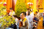 Phật tử tụng kinh cầu nguyện đầu năm - Ảnh: Phùng Anh Quốc