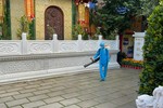 Phun thuốc khử khuẩn toàn bộ khuôn viên chùa Viên Giác (quận Tân Bình)