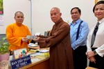 Đại đức Thích Tâm Huệ và các Phật tử chùa Hoằng Pháp trao tiền ủng hộ tại văn phòng Ban Từ thiện xã hội Báo Giác Ngộ - Ảnh: Tuyền Cherry
