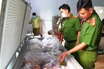 [Clip] Bắt giữ hơn 3.000 kg chả đòn chay nghi trộn thịt, cá