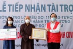 Thượng tọa Thích Thanh Phong trao bảng tượng trưng hỗ trợ mua máy ECMO và máy thở điều trị bệnh nhân Covid-19