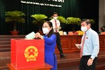 Các đại biểu bỏ phiếu bầu các chức danh HĐND, UBND TP.HCM nhiệm kỳ 2021-2026 - Ảnh: SGGP