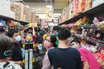 Nhiều người dân TP.HCM đổ xô đến siêu thị để mua hàng chiều 6-7-2021 (Ảnh: TNO)