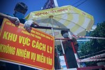 Phong toả cách ly khu vực có ca nhiễm Covid-19 - Ảnh: Anh Tú
