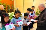 Hòa thượng Thích Hoằng Tri, trụ trì chùa Vạn Đức - TP.Thủ Đức trao học bổng đến các em học sinh trong năm 2020
