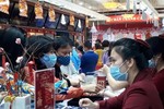Bất chấp nguy cơ lây nhiễm Covid-19, chen chúc mua vàng cầu may - Ảnh: TTO