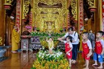 Các em hứng thú với nghi thức Tắm Phật sơ sinh