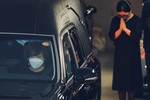 Bà Akie Abe, phu nhân ông Abe, ngồi trong xe chở linh cữu của chồng là cựu Thủ tướng Abe rời dinh thự cá nhân đến chùa Tăng Thượng (Tăng Thượng tự, Jojoji)