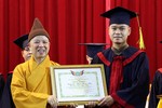 Hòa thượng Thích Thanh Quyết, Viện trưởng Học viện trao Bằng khen đến các Tăng sinh xuất sắc