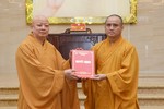 Hòa thượng Thích Lệ Trang trao quyết định bổ nhiệm Tổng Biên tập báo Giác Ngộ đến Thượng tọa Thích Tâm Hải - Ảnh: Bảo Toàn/BGN