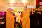 Thượng tọa Thích Tâm Hải và quý Thượng tọa thuộc báo Giác Ngộ tặng hoa tri ân Hòa thượng Thích Giác Toàn
