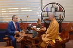 GS.TS Nguyễn Thiện Nhân đến chùa Huê Nghiêm lễ Phật, thăm Trưởng lão Hòa thượng Thích Trí Quảng - Ảnh: BGN