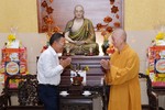 Bí thư Thành ủy TP.Thủ Đức Nguyễn Hữu Hiệp với Trưởng lão Hòa thượng Thích Trí Quảng - Ảnh: BGN