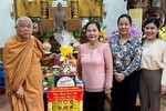 Bà Phó Bí thư Thành ủy, Chủ tịch HĐND TP.HCM và phái đoàn tặng quà chúc Tết của TP đến Hòa thượng Thích Giác Toàn