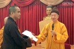 Hòa thượng Thích Trí Quảng trao quyết định đến Đại đức Thích Tâm Hải - Ảnh: V.G