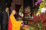 Ông Obama chăm chú xem cách thầy Minh Thông thỉnh chuông, dâng hương cúng dường Tam bảo